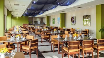 5 restaurantes; se sirven desayunos, comidas y cenas