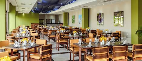 5 restaurantes; se sirve desayuno, almuerzo y cena
