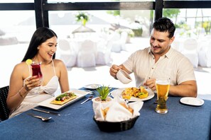 3 restaurants; breakfast, lunch and dinner served 
