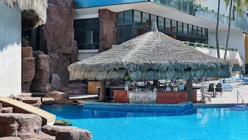 2 bares, bar en la piscina, bar junto a la piscina, bar en la playa