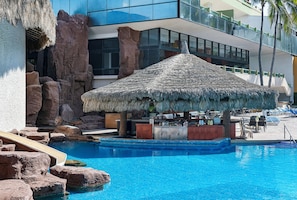 2 bars/lounges, swim-up bar, poolside bar, beach bar - El Cid El Moro Beach Hotel - All Inclusive (Mazatlán)