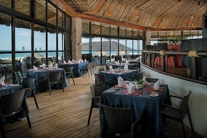 5 restaurants; breakfast, lunch and dinner served