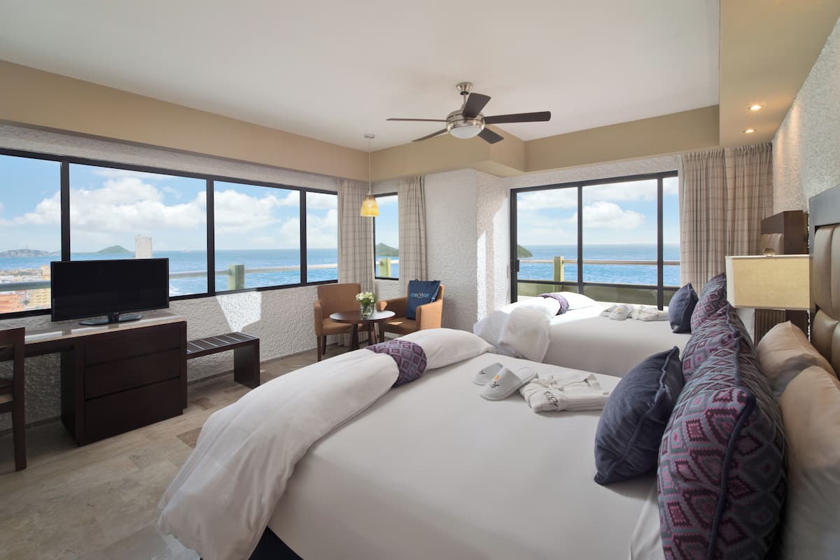 Chambre supérieure, balcon, vue sur la ville | Coffre-fort pour ordinateur portable, fer et planche à repasser