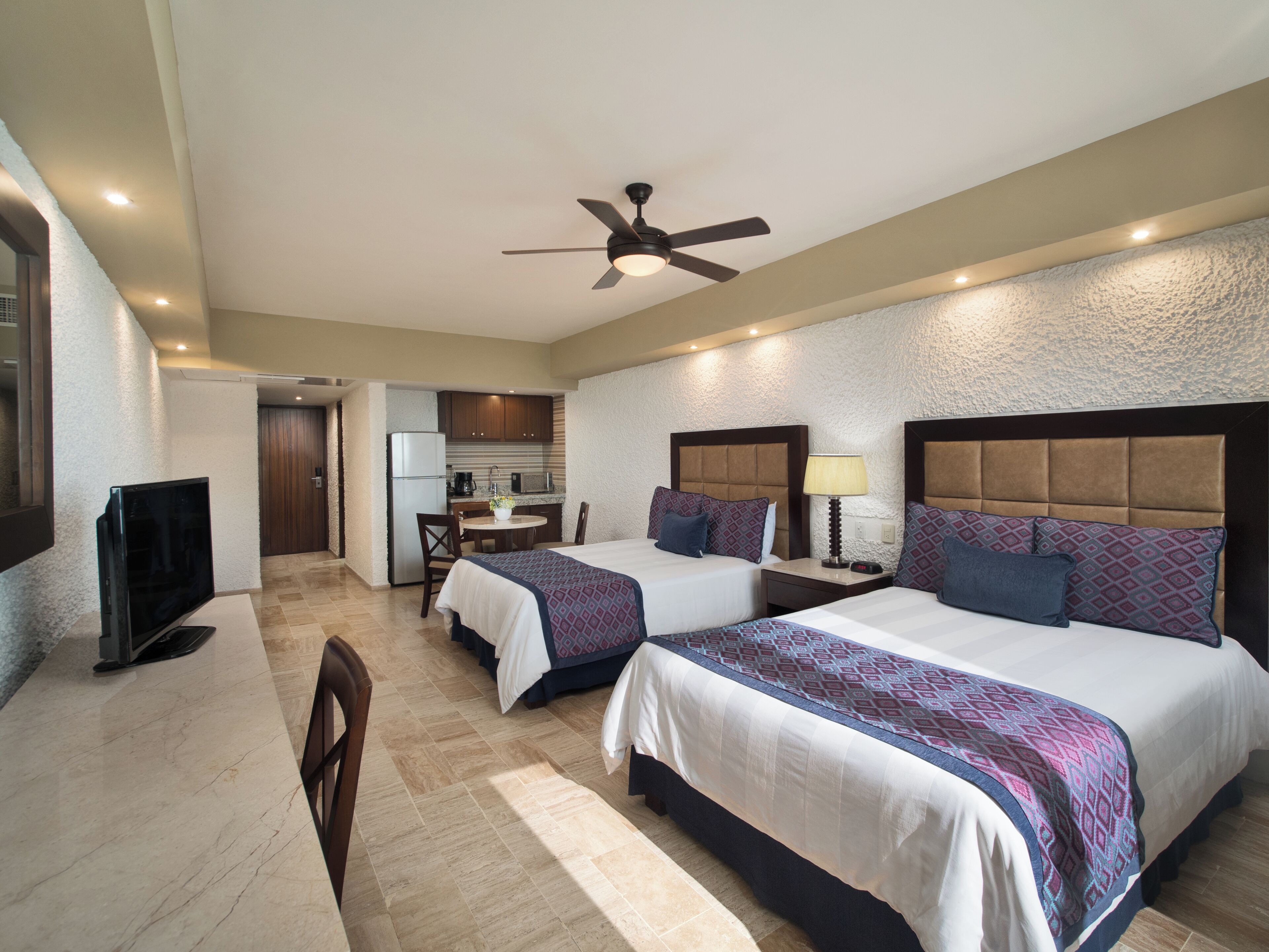 Habitación de lujo, balcón, vista a la ciudad