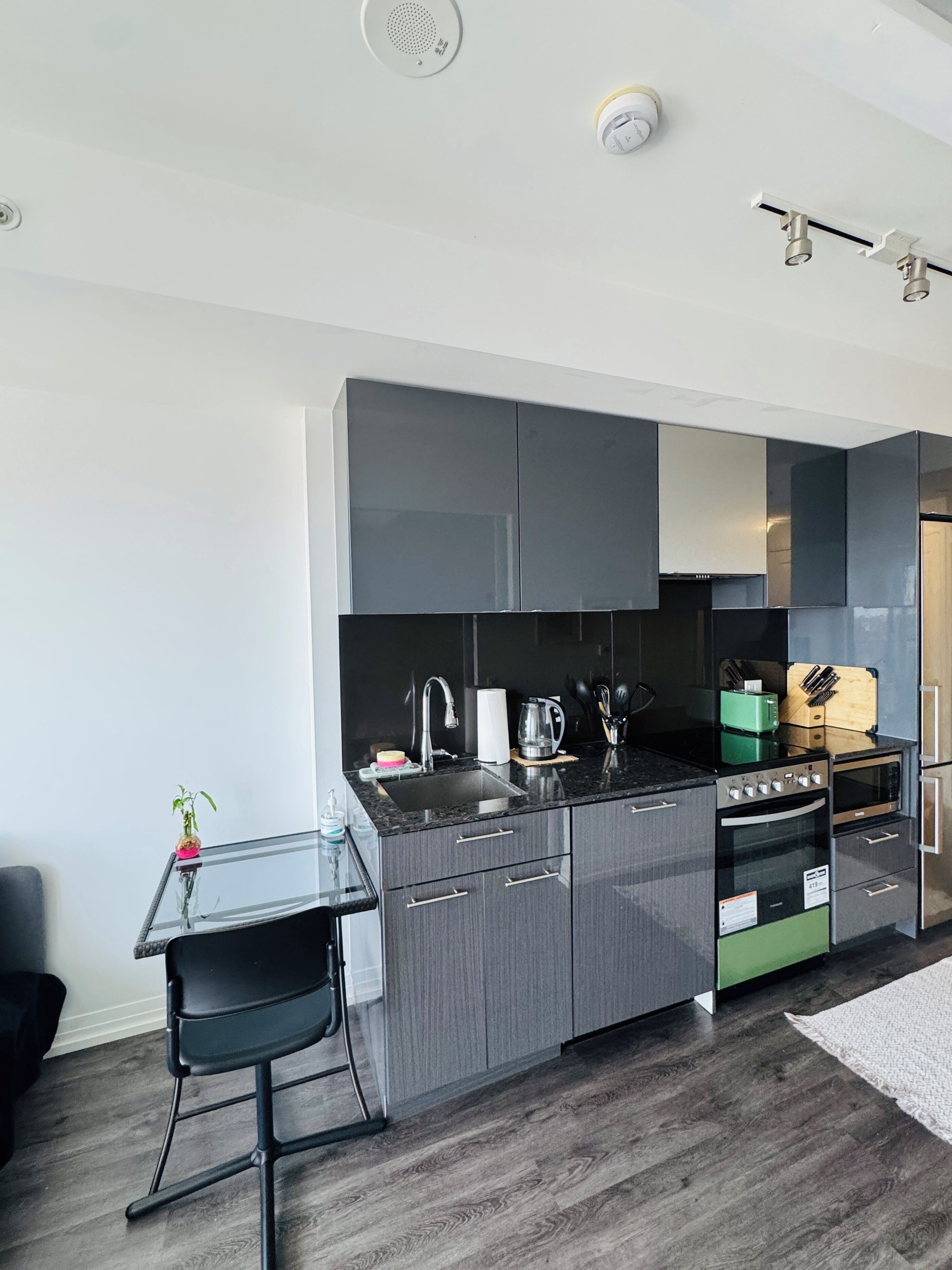 Four à micro-ondes, un four, surface de cuisson, lave-vaisselle