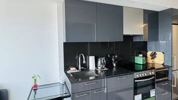 Four à micro-ondes, un four, surface de cuisson, lave-vaisselle