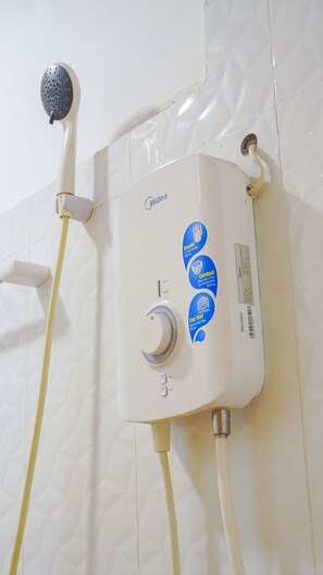 Shower, hair dryer, slippers, towels - My Dream Villa  (Battambang)