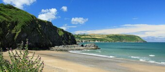 Gorwel, Aberporth - Two Bedroom Cottage, Sleeps 5