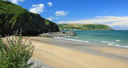 Gorwel, Aberporth - Two Bedroom Cottage, Sleeps 5