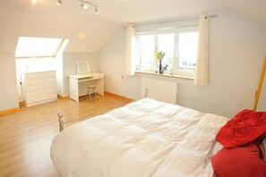 3 slaapkamers, reisbedje, gratis wifi, beddengoed