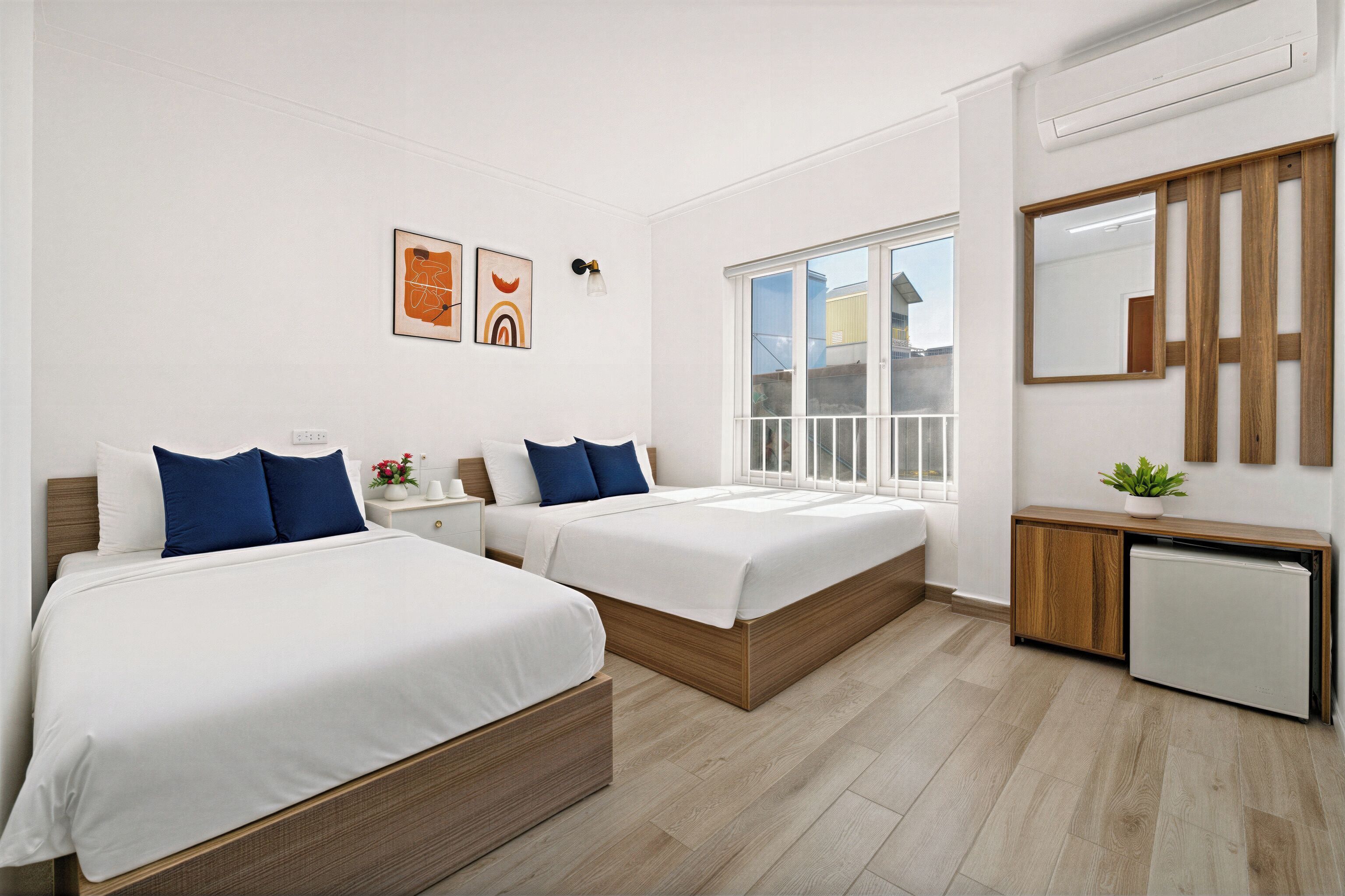 Superior-Dreibettzimmer | Schreibtisch, laptopgeeigneter Arbeitsplatz, kostenloses WLAN