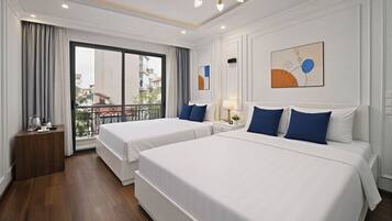 华丽四人房, 阳台, 城市景观 | 办公桌、笔记本电脑工作区、免费 WiFi