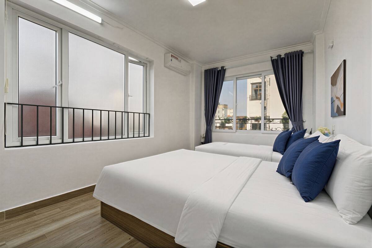 Superior-Vierbettzimmer | Schreibtisch, laptopgeeigneter Arbeitsplatz, kostenloses WLAN