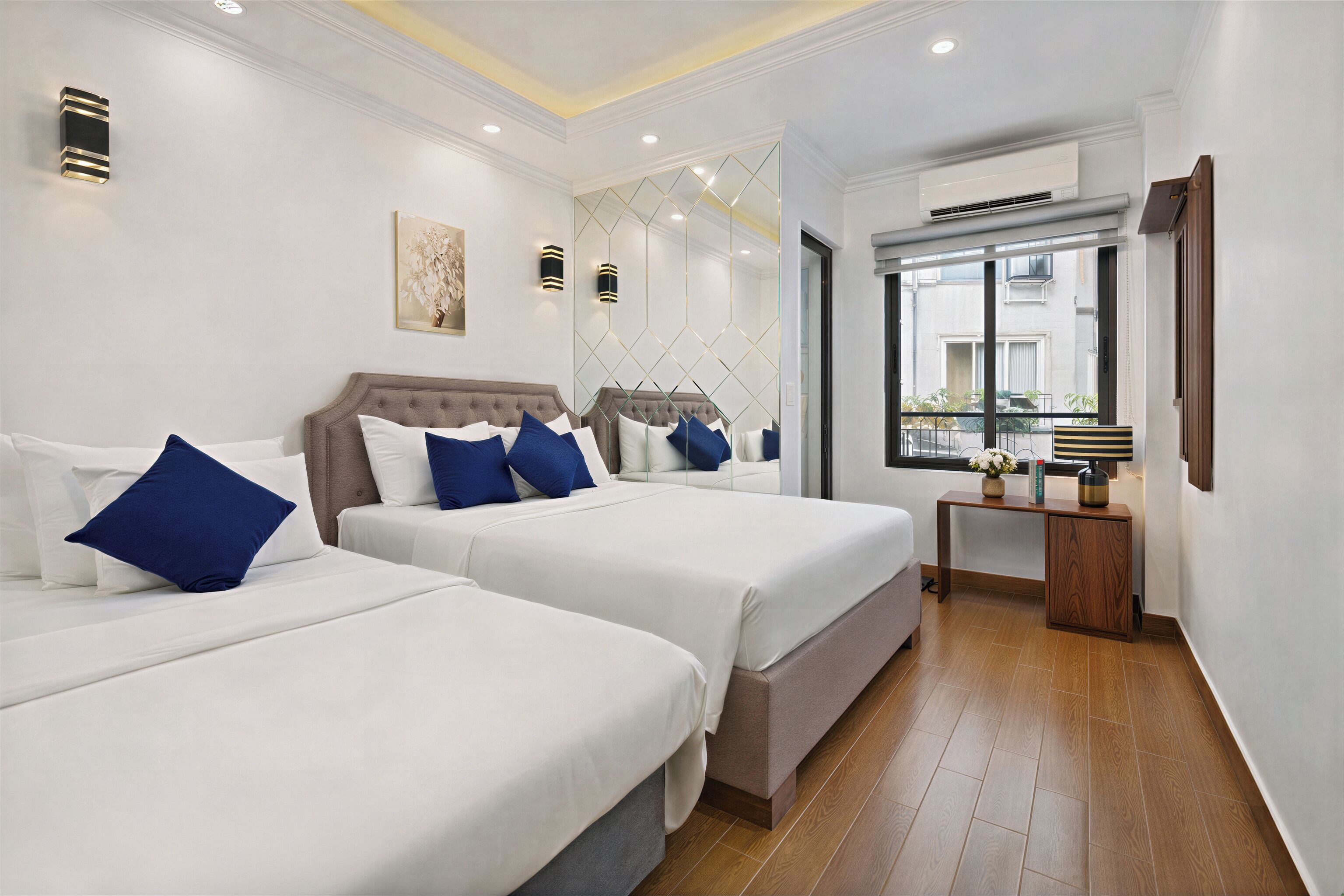 Deluxe-Dreibettzimmer, Klimaanlage | Schreibtisch, laptopgeeigneter Arbeitsplatz, kostenloses WLAN