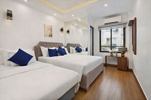 Kolmen hengen deluxe-huone, ilmastointi | Työpöytä, kannettavalle tietokoneelle sopiva työtila, ilmainen Wi-Fi