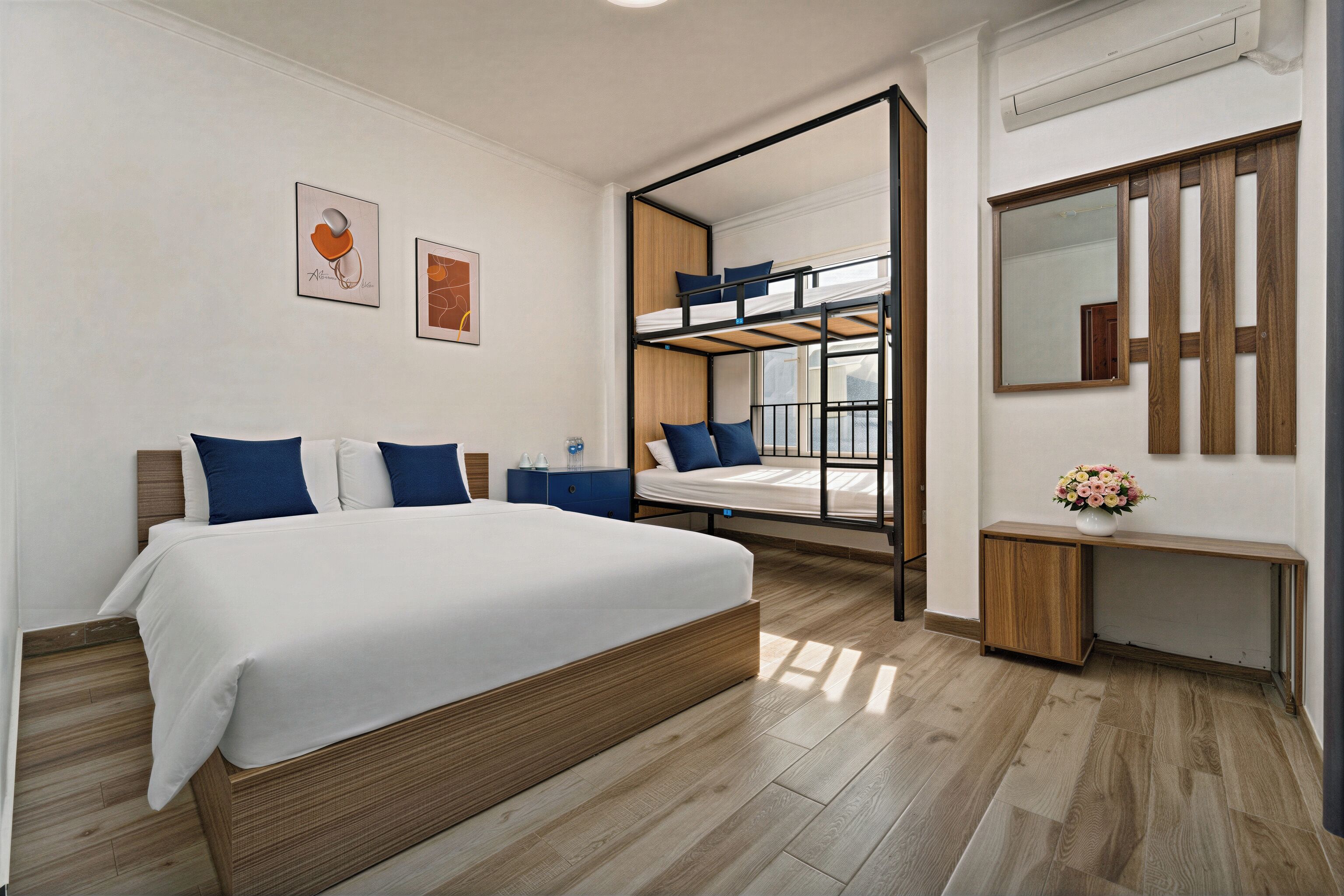 Superior-Vierbettzimmer, Mehrere Betten | Schreibtisch, laptopgeeigneter Arbeitsplatz, kostenloses WLAN