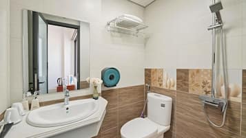 华丽双人房, 独立浴室, 城市景观 | 浴室 | 淋浴设施、免费洗浴用品、吹风机、毛巾