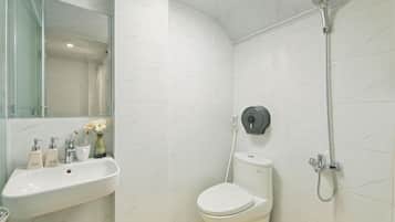 Deluxe Double Room, Ensuite, City View | Bathroom | Shower, free toiletries, hair dryer, towels