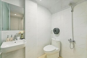 Deluxe Double Room, Ensuite, City View | Bathroom | Shower, free toiletries, hair dryer, towels - Hanoi Miah 205 Hang Bong Hotel (Hoan Kiem)