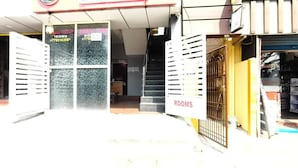 A hotel entrance with a sign indicating 'ROOMS' and a '10% FREE' offer. - Stayz Royale Mysuru - Near Mysuru Palace (Mysore)