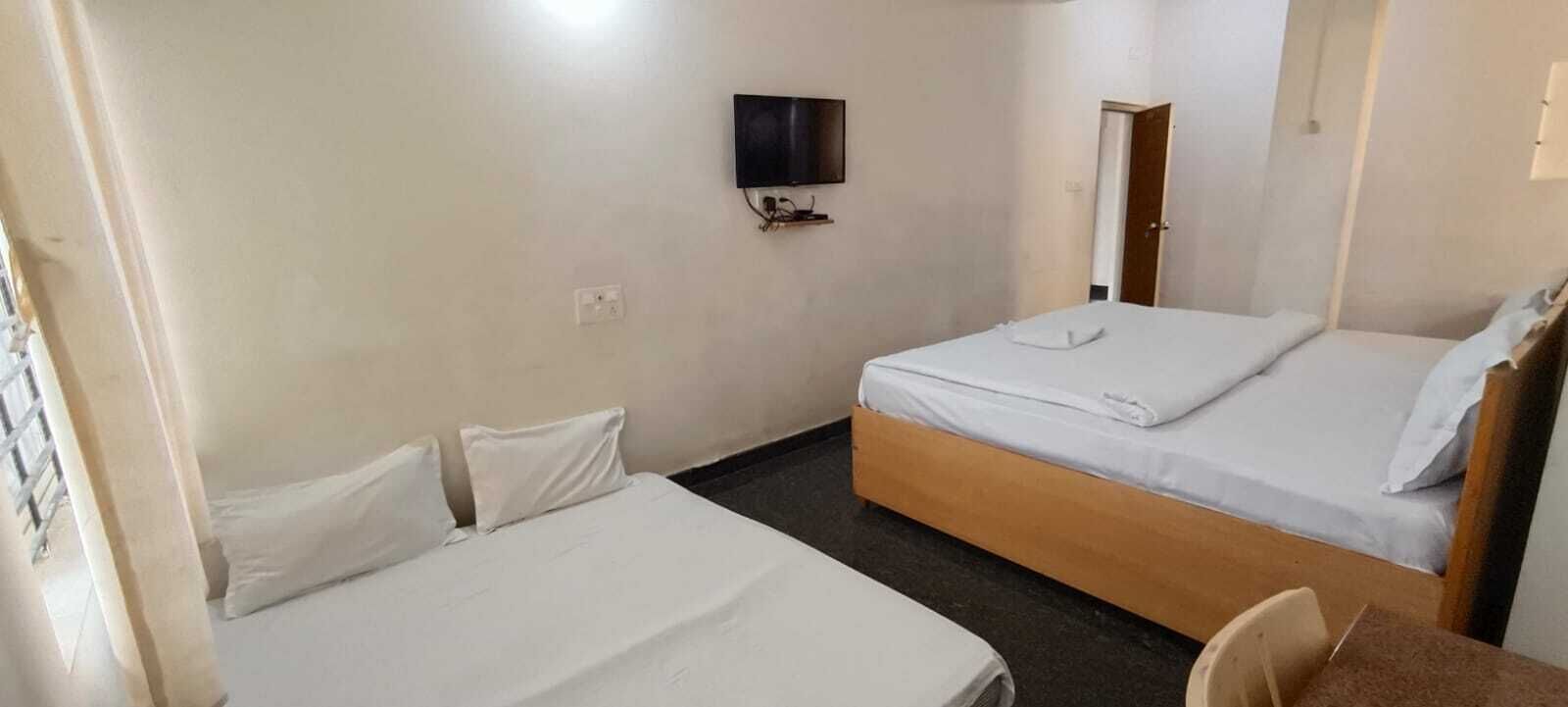 Family Quadruple Room | Desk, laptop workspace, free WiFi