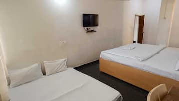 Family Quadruple Room | Desk, laptop workspace, free WiFi