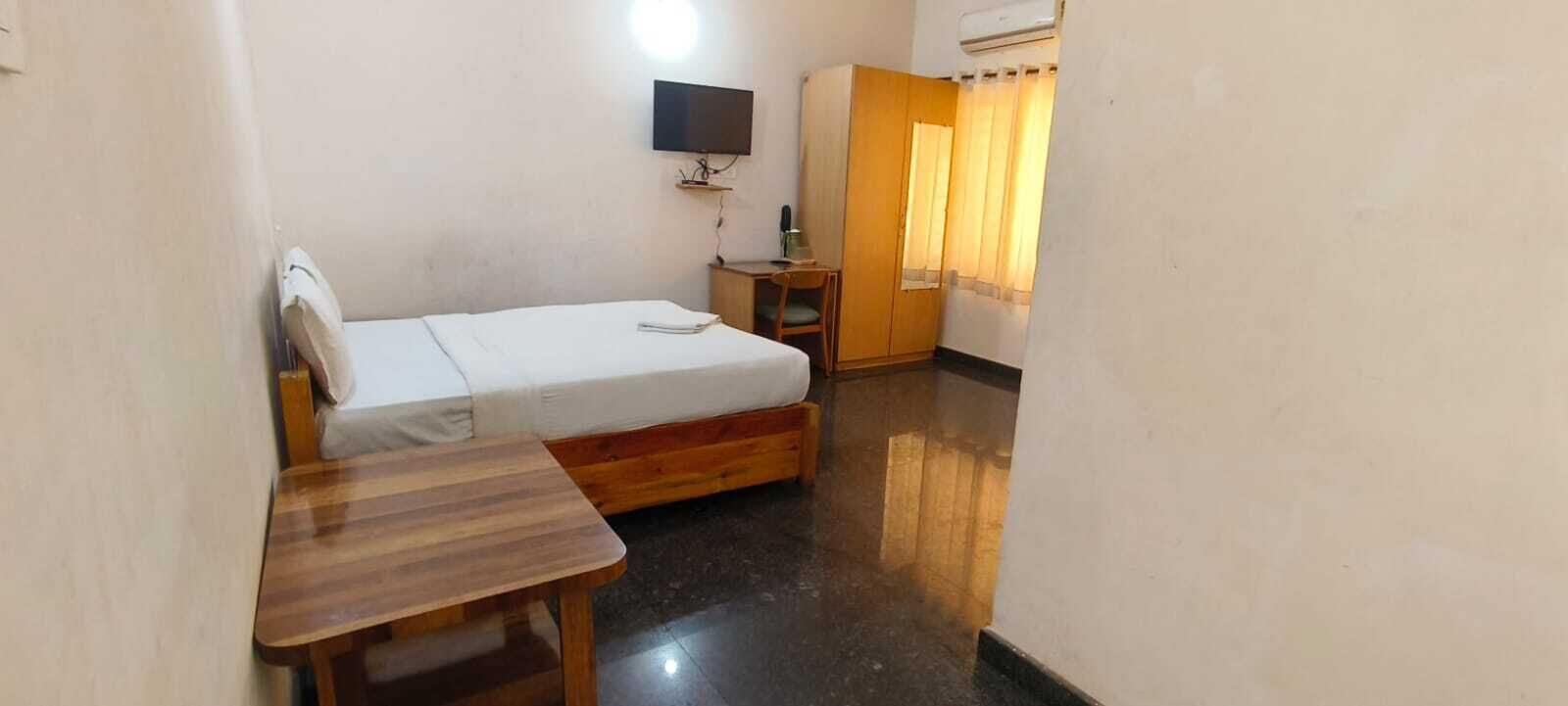 Quarto casal luxo | Escrivaninha, espaço de trabalho para notebook, Wi-Fi de cortesia