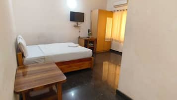 Escritorio, espacio para trabajar con laptop y wifi gratis