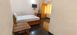 Quarto casal luxo | Escrivaninha, espaço de trabalho para notebook, Wi-Fi de cortesia