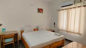 Desk, laptop workspace, free WiFi