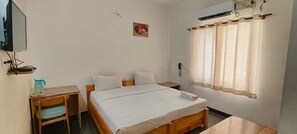 Desk, laptop workspace, free WiFi - Stayz Royale Mysuru - Near Mysuru Palace (Mysuru)