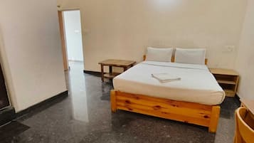 Escritorio, espacio para trabajar con laptop y wifi gratis