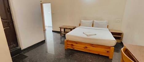 Deluxe Double Room | Desk, laptop workspace, free WiFi