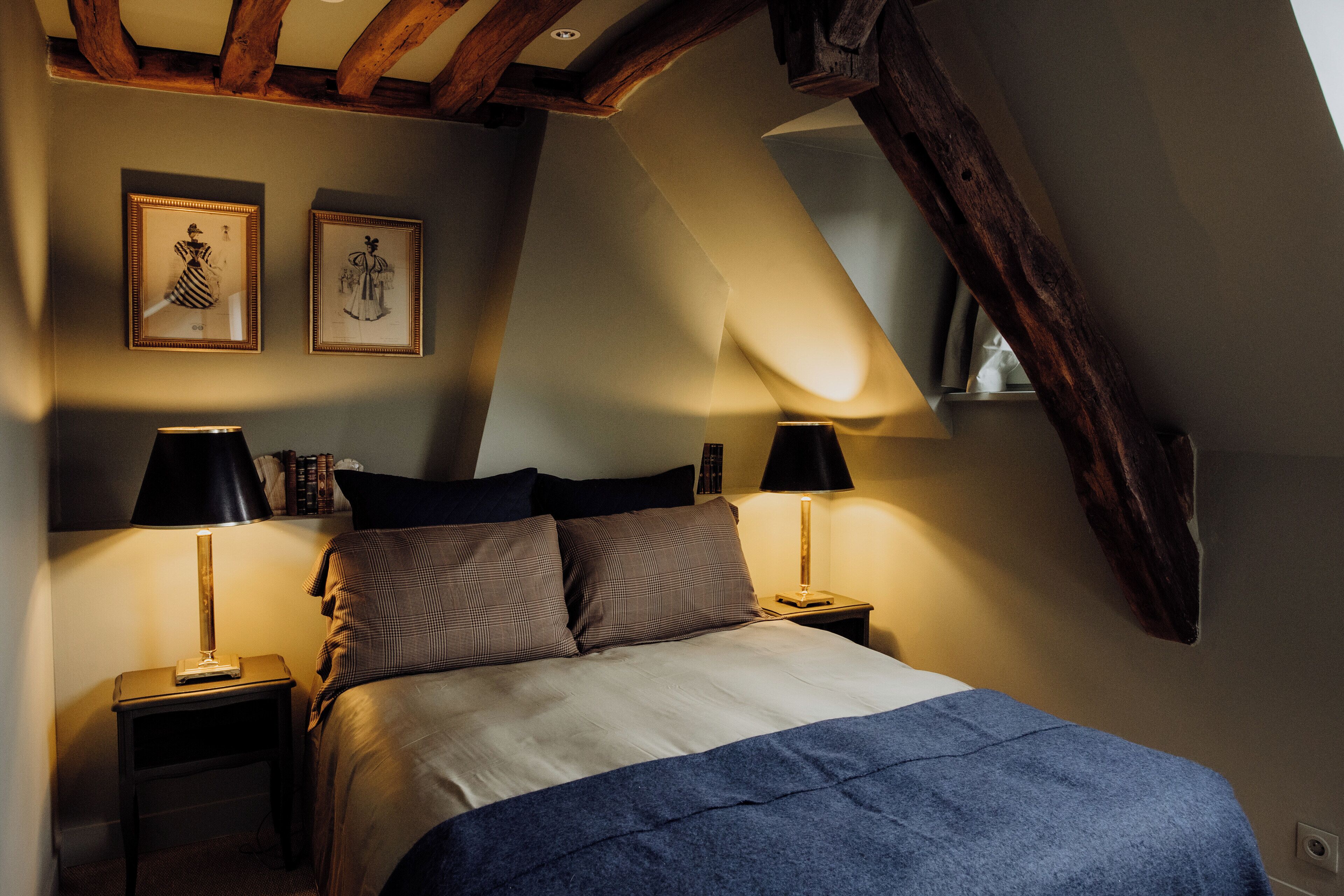 Een strijkplank/strijkijzer, wifi, beddengoed