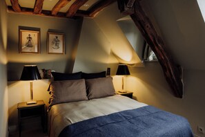 Een strijkplank/strijkijzer, wifi, beddengoed