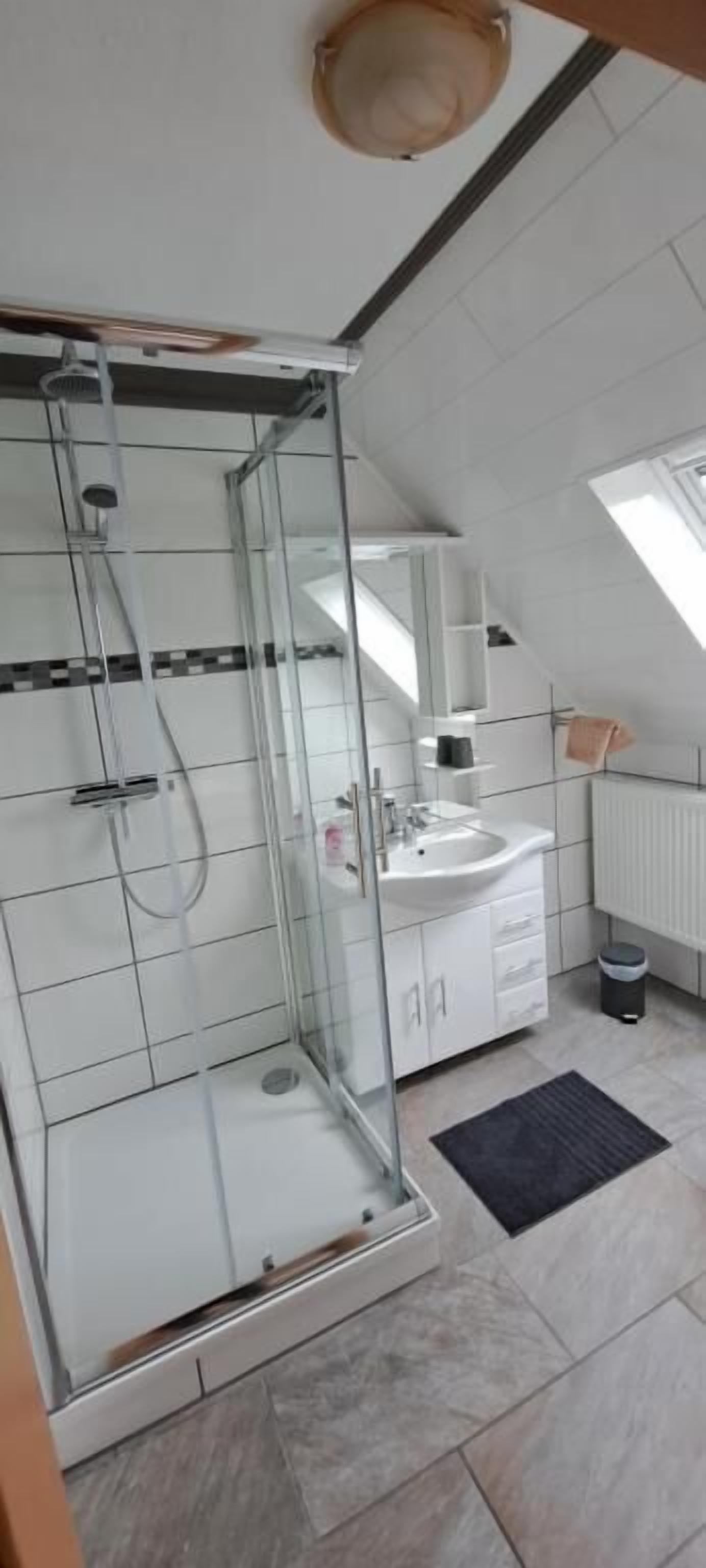 Een douche, een haardroger, handdoeken, toiletpapier