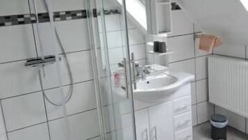 Een douche, een haardroger, handdoeken, toiletpapier