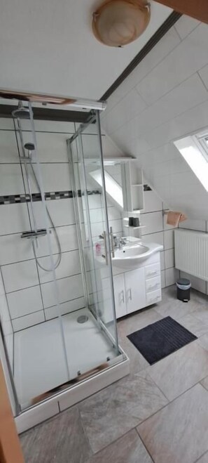 Dusche, Haartrockner, Handtücher, Toilettenpapier