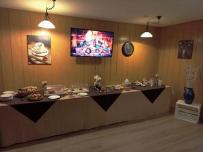 Buffet déjeuner gratuit tous les jours