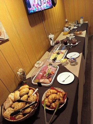 Free daily buffet breakfast  - Pension Quellenhof  (Altenau)