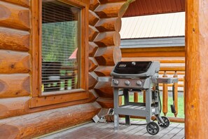 Private patio with a BBQ, perfect to enjoy and unwind!