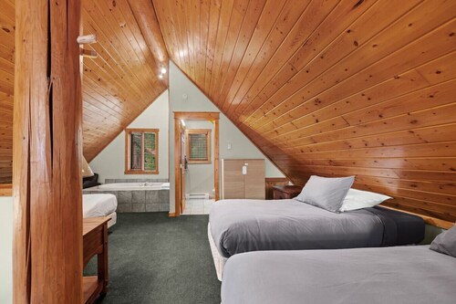 Rustic Chalet Perfect Getaway for Groups