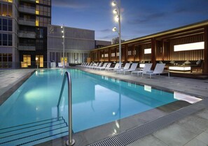 Outdoor pool - Luxurious 2 Washrooms Rogers Centre CN Tower Convention Centre with Free Parking (Toronto)