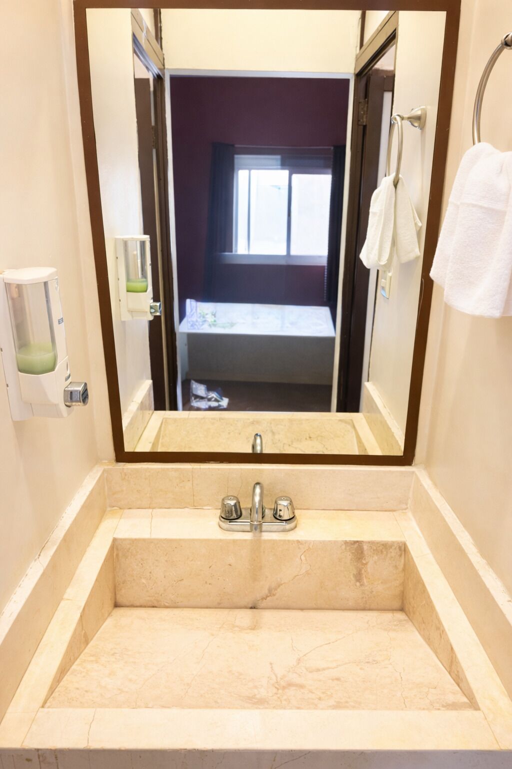 Habitación doble estándar, 1 cama Queen size, aire acondicionado | Baño | Tina, amenidades de baño gratuitas, secadora de cabello, toallas 