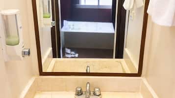 Habitación doble estándar, 1 cama Queen size, aire acondicionado | Baño | Tina, amenidades de baño gratuitas, secadora de cabello, toallas