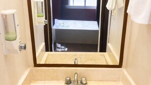A bathroom with a marble sink, a mirror, and a window. - Auto Hotel Express (Córdoba)