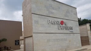A building with a sign that reads "PASSION EXPRESS." - Auto Hotel Express (Córdoba)