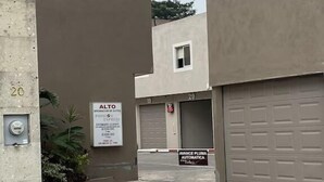 A parking area with a sign for 'ALTO' indicating a service or facility nearby. - Auto Hotel Express (Córdoba)