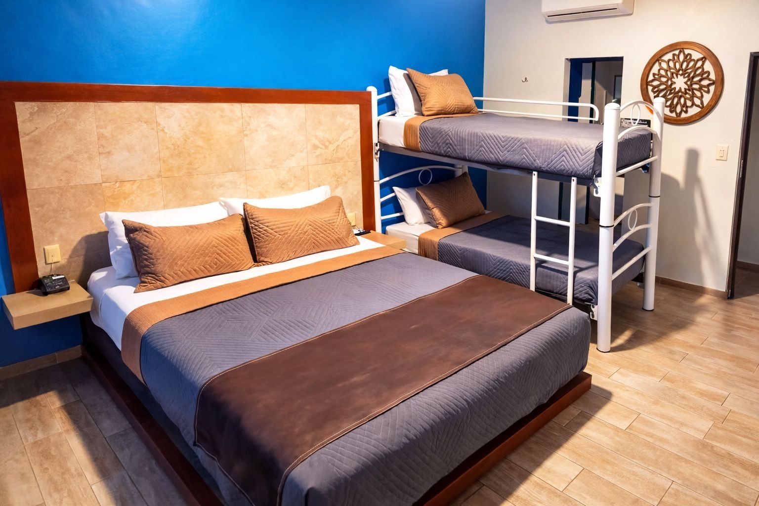 Habitación cuádruple estándar, 1 habitación | Cortinas blackout y wifi gratis 