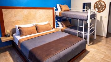 Habitación cuádruple estándar, 1 habitación | Cortinas blackout y wifi gratis